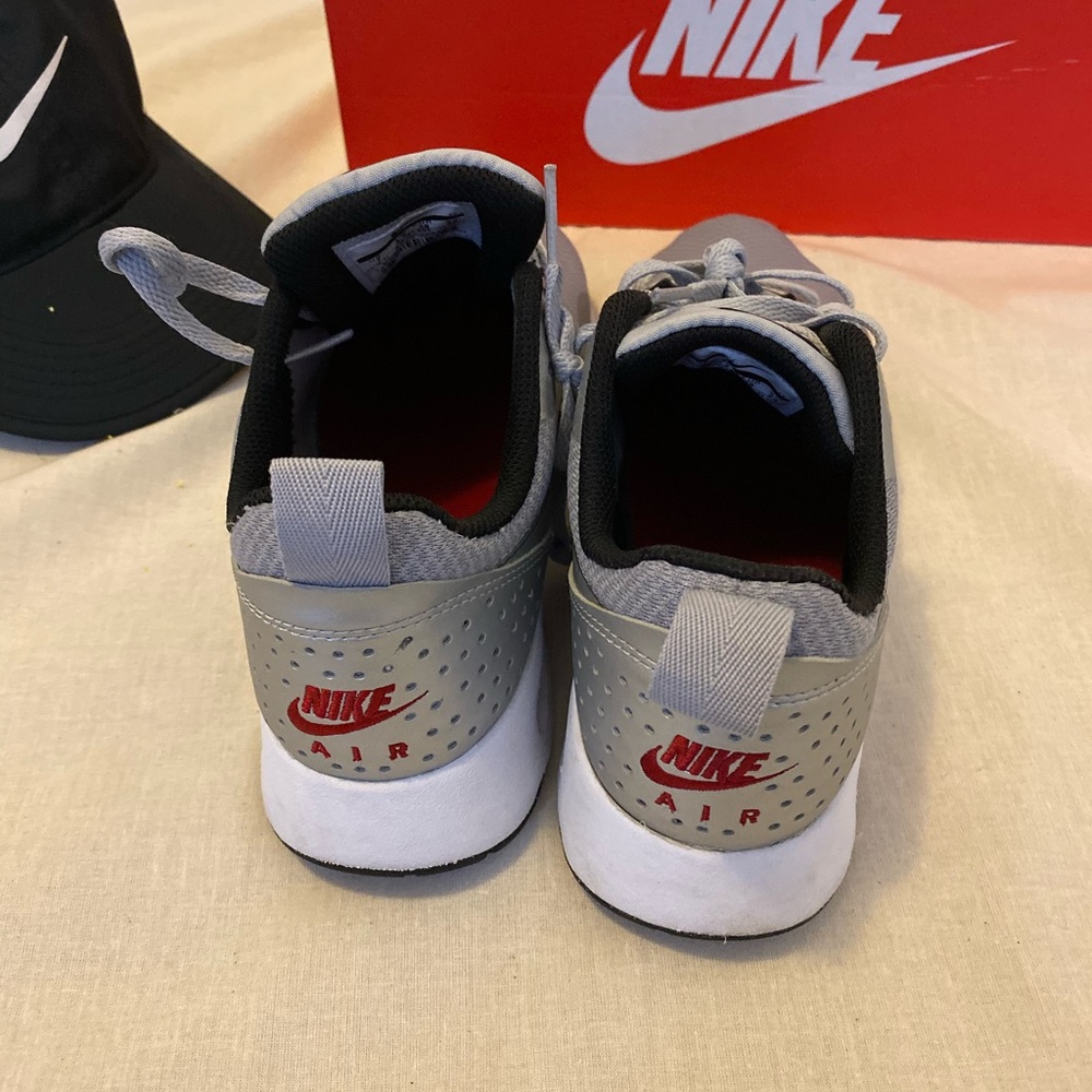 Nike - Picture 2 of 4
